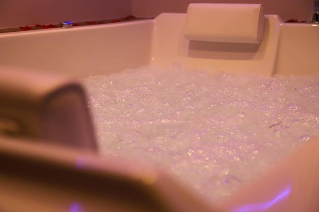 Love Room Unique - Sauna / Jacuzzi Charleville-Mézières エクステリア 写真